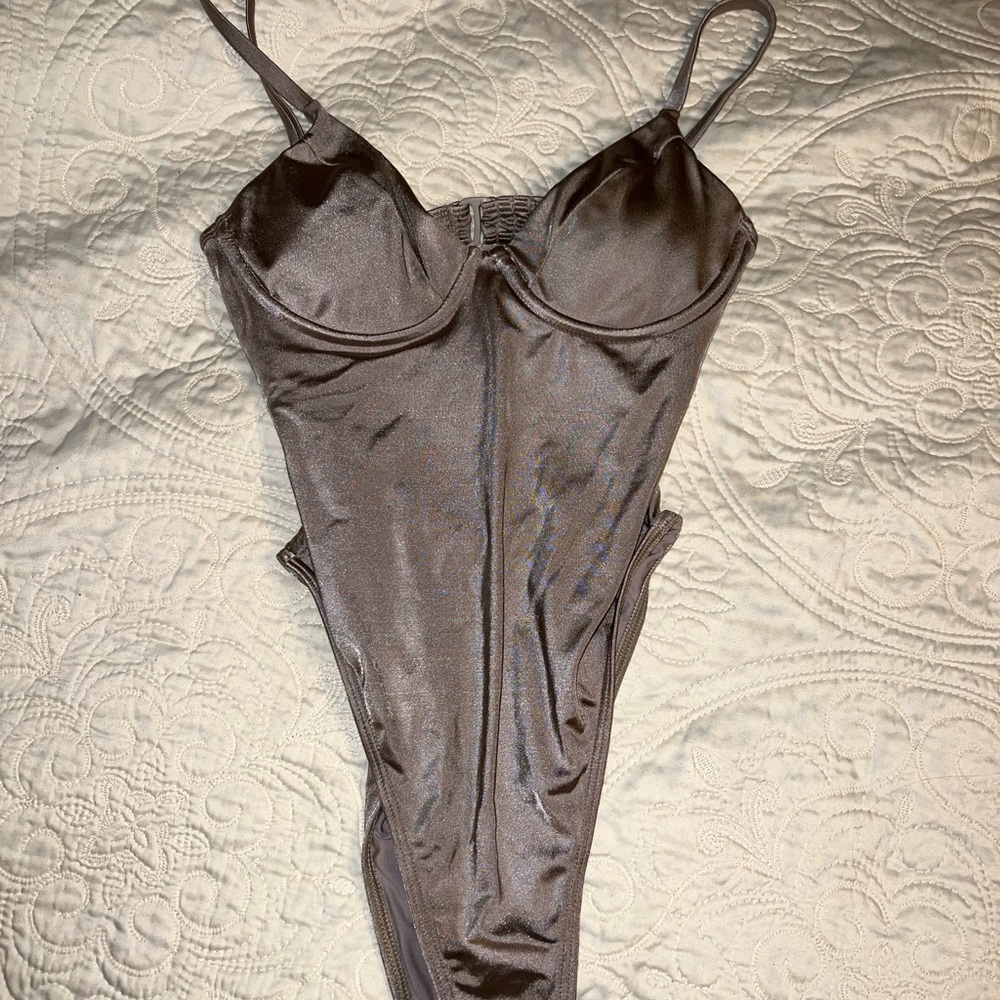 GOOD AMERICAN SHINE SHOWOFF ONE-PIECE | MINK001